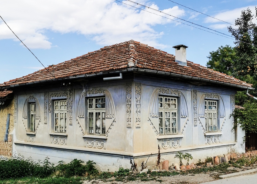 Забравени архитектурни съкровища събират в български села, сред които Къпиново, Килифарево и Пчелище, две млади архитектки